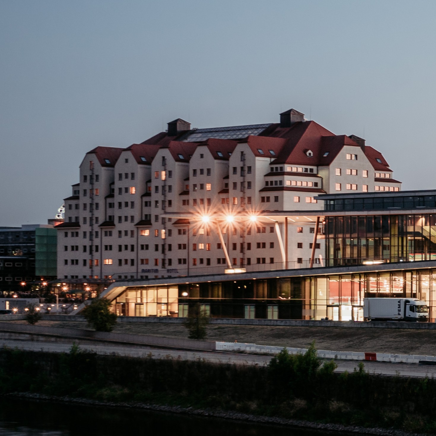 Beleuchtetes Maritim Hotel bei Nacht
