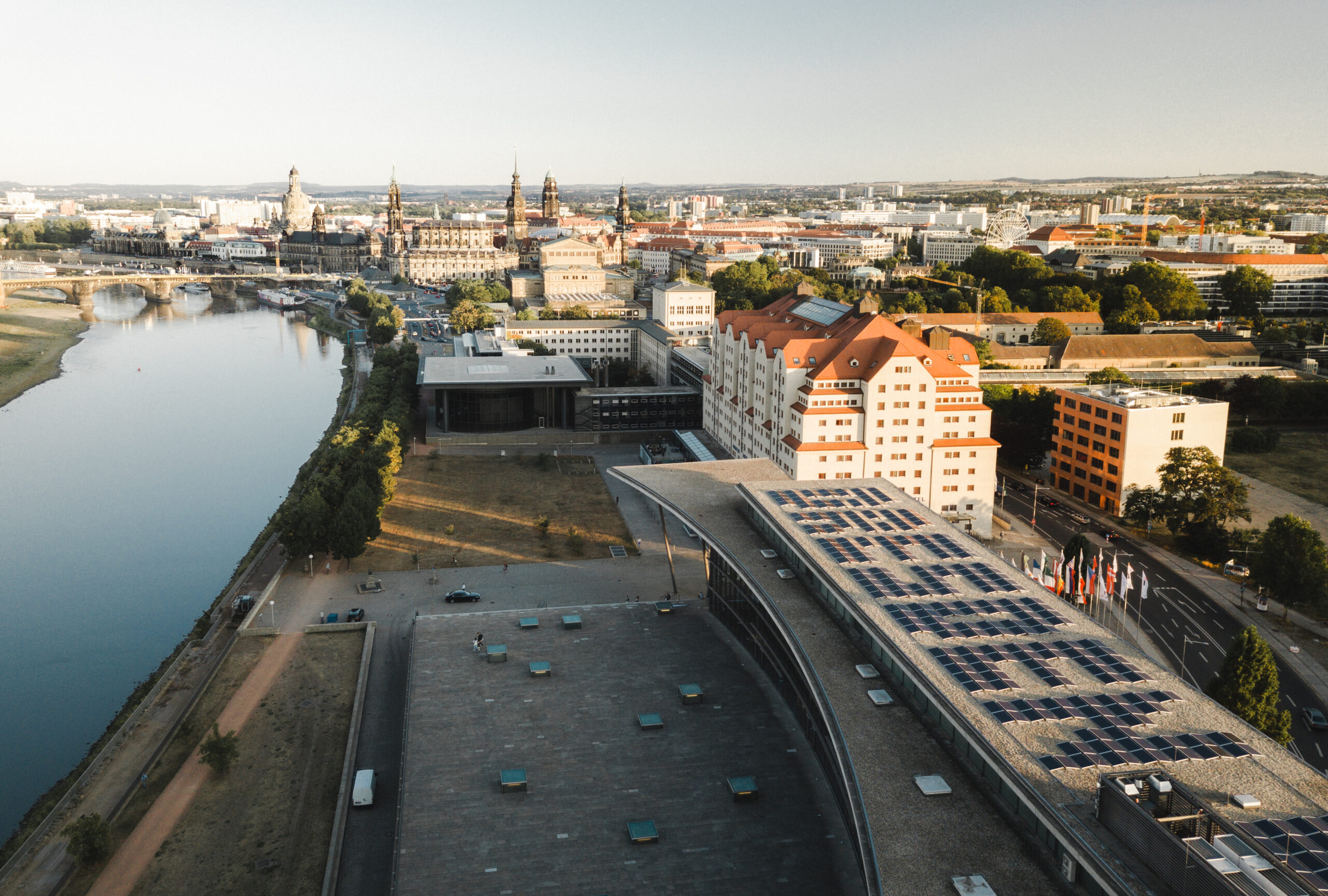 Vom Dach des Kongresszentrums eröffnet sich ein Blick über die Altstadt und Elbe. Foto: Sebastian Weingart (DML-BY) -- From the roof of the Congress Center, a view opens up over the Old Town and the Elbe River. Photo: Sebastian Weingart (DML-BY)