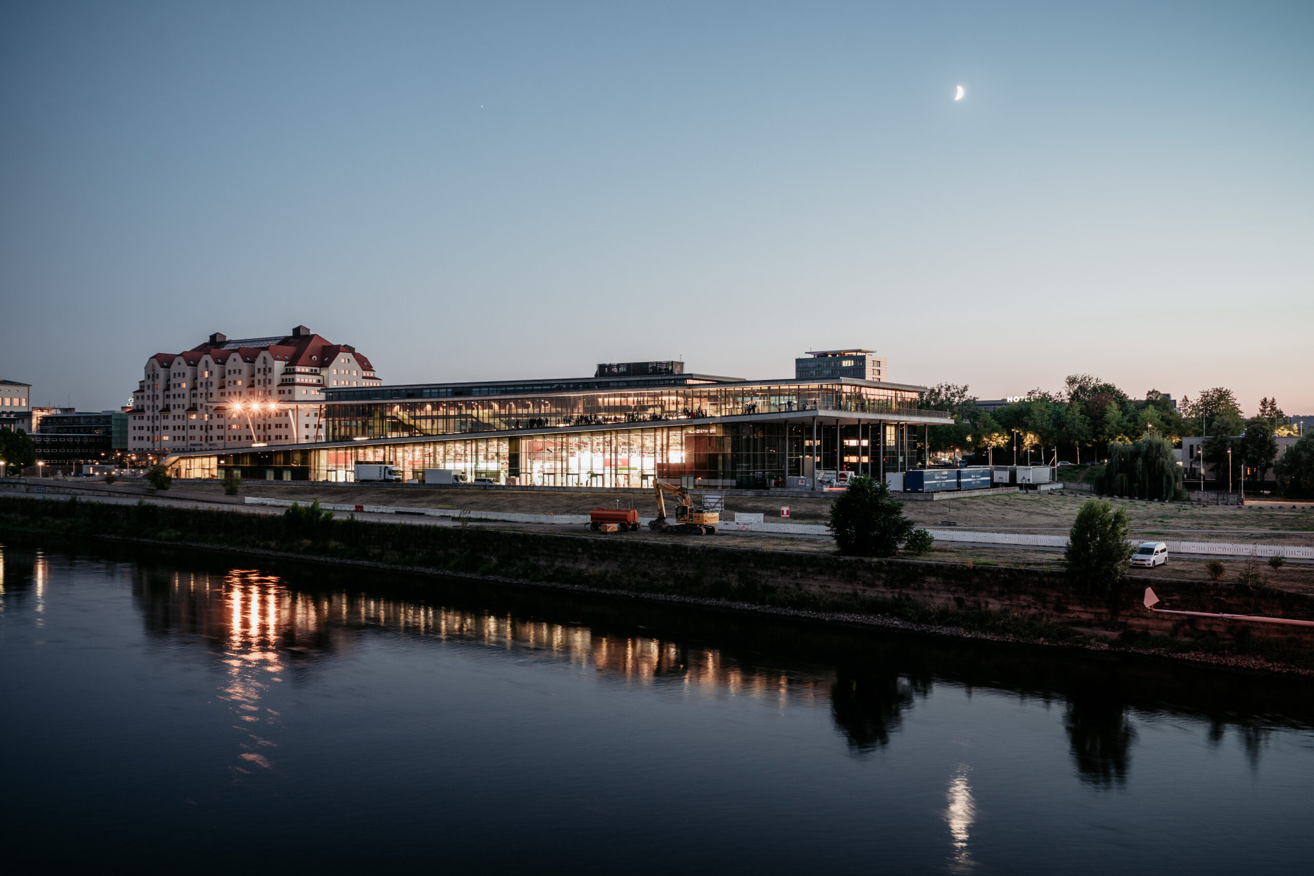 Blick über die Elbe auf das beleuchtete Congress Center bei Nacht. Foto: Sebastian Weingart (DML-BY) -- View across the Elbe River to the illuminated Congress Center at night. Photo: Sebastian Weingart (DML-BY)